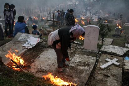 Filipinos encienden hogueras en un cementerio durante la conmemoración del Día de Todos los Santos en Sagada (Filipinas).