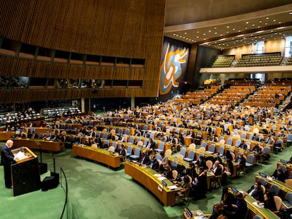 El embajador de Rusia ante la ONU, Vasily Nebenzya, habla durante la sesión de emergencia de la Asamblea General, el 28 de febrero de 2022.