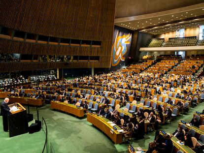 El embajador de Rusia ante la ONU, Vasily Nebenzya, habla durante la sesión de emergencia de la Asamblea General, el 28 de febrero de 2022.