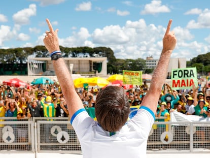 Bolsonaro confraterniza com manifestantes contra o Congresso e o STF, em 15 de março, em Brasília.