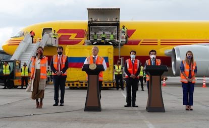 Presidente de Colombia Iván Duque recibiendo vacunas contra Coronavirus