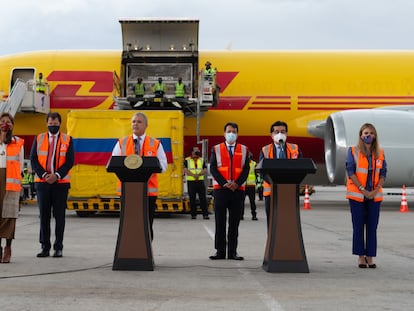 Iván Duque durante la llegada a Colombia del primer lote de 50.000 vacunas contra la covid-19, el 15 de febrero.