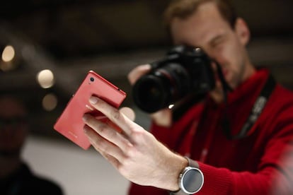 Un fotógrafo toma la imagen de un móvil en una pasada edición del MWC.