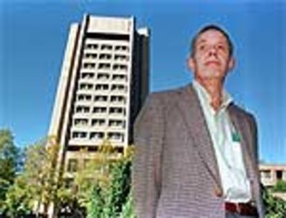 El matemático estadounidense John Nash posa en el campus de la Universidad de Princeton, en 1994.