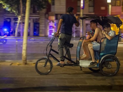 Turistas por las calles de Barcelona tras el toque de queda, este jueves.