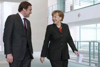 La canciller alemana, Angela Merkel (d) y el primer ministro de Portugal, Pedro Passos Coelho (i), se dirigen a dar una rueda de prensa el 18 de marzo pasado en la sede de la Cancillería en Berlín. EFE/Archivo