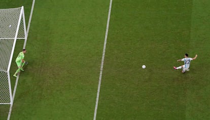 Lautaro Martínez cobra el último penal de la serie en los cuartos de final contra Países Bajos, este viernes.