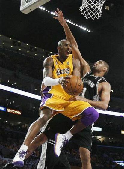 Kobe Bryant salta hacia la canasta ante Tim Duncan