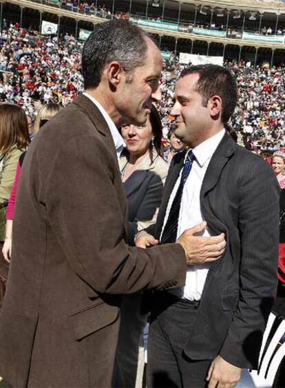 Francisco Camps y el secretario general de los socialistas valencianos, Jorge Alarte, se saludan ayer en un acto en Valencia.