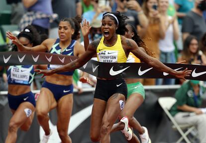 La atleta Elaine Thompson durante la carrera de 100m durante la Wanda Diamond League