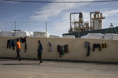 El muro de una fábrica de perlita, sirve para tender la ropa a los trabajadores de los invernaderos en Tierras de Almería, El Ejido.