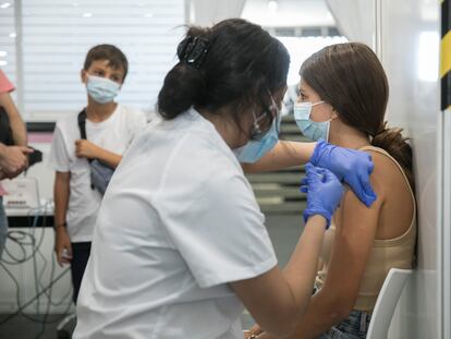 Una enfermera pone una vacuna contra la Covid-19 Coronavirus en la Fira. En la imagen una adolescente se vacuna con Pfizer.  / Massimiliano Minocri