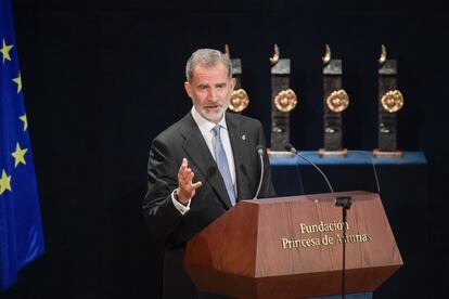 El rey Felipe VI interviene durante la ceremonia de entrega de la 42 edición de los Premios Princesa de Asturias celebrada este viernes en el Teatro Campoamor de Oviedo.