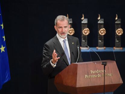 El rey Felipe VI interviene durante la ceremonia de entrega de la 42 edición de los Premios Princesa de Asturias celebrada este viernes en el Teatro Campoamor de Oviedo.