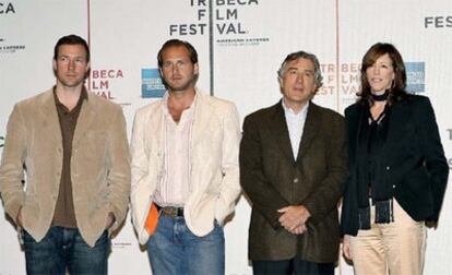 Los actores estadounidenses Ed Burns, Josh Lucas, Robert De Niro y la co fundadora del Festival de Cine Tribeca Jane Rosenthal.