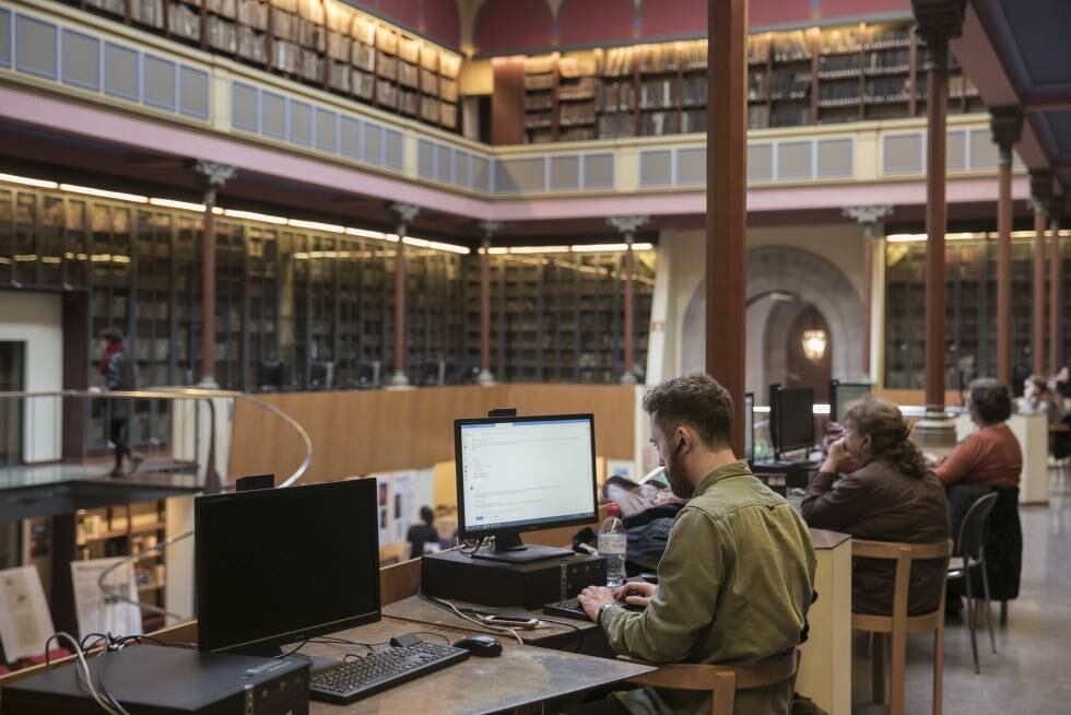 Estudiants a la biblioteca de l’edifici central de la Universitat de Barcelona.