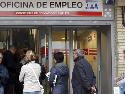 Cola en una oficina de empleo de Madrid, a mediados de diciembre.