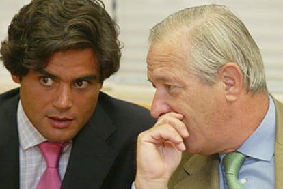 Ricardo Romero de Tejada conversa con el diputado regional del PP Juan José Güemes.