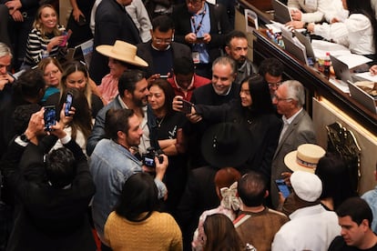 Legisladores celebran la aprobación de la reforma en el Congreso de Colombia, este sábado.