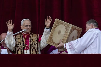 El Papa León XIV en el balcón de la Basílica de San Pedro del Vaticano.