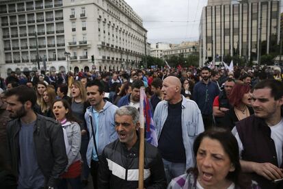 Los sindicatos han convocado manifestaciones de protesta en Atenas y en las principales ciudades del país. En la imagen, una multitud de manifestantes en Atenas.