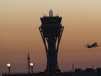 Una torre de control de l'aeroport del Prat.