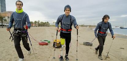 Un momento de los entrenamientos en la playa de los participantes de la expedición.