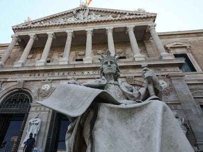 Estatua de Alfonso X, a la entrada de la Biblioteca Nacional, en Madrid.