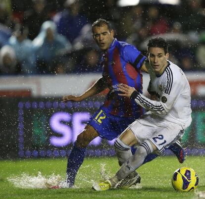 Juanfran pelea el balón a Callejon.