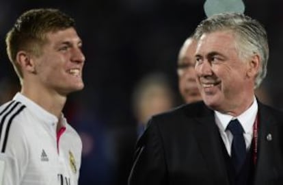 Toni Kroos y Carlo Ancelotti sonríen tras la final.