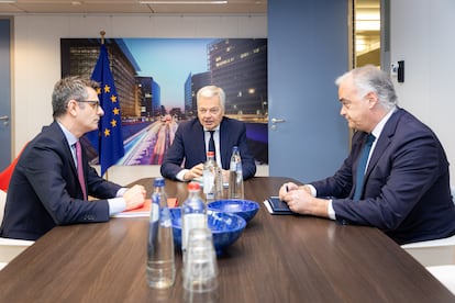 El ministro de Presidencia, Justicia y Relaciones con las Cortes, Félix Bolaños; el comisario de Justicia de la UE, Didier Reynders, y vicesecretario de Institucional del PP, Esteban González Pons, durante una reunión para desbloquear la renovación del Poder Judicial, en el Parlamento Europeo, a 31 de enero de 2024, en Bruselas.