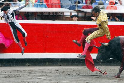 Raúl Velasco, embestido por su primer toro.