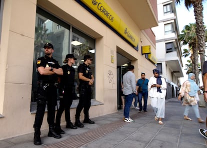 Agentes de la Policía Nacional vigilan la oficina de Correos de Melilla, este jueves.