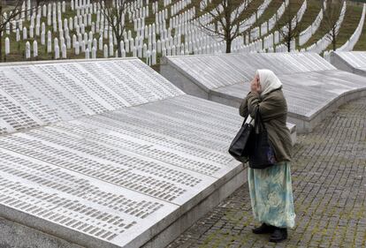 Una mujer ora en el centro conmemorativo de Potocari por las víctimas del genocidio de Srebrenica. Los jueces de apelaciones de las Naciones Unidas han corfirmado este miércoles las condenas del ex líder serbio de Bosnia Radovan Karadzic, por genocidio, crímenes de guerra y Crímenes de lesa humanidad, a cadena perpetua. 