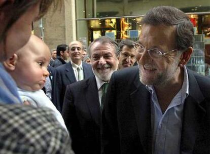 Rajoy, acompañado de Mayor Oreja y Núñez Feijóo, durante un recorrido por las calles de Ourense.