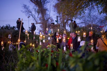 El contraste de la luz del atardecer y las velas encendidas crea una atmósfera especial para el espectador en el Parque de Miraflores de Sevilla.