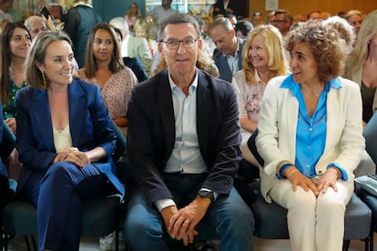 El presidente del Partido Popular, Alberto Núñez Feijóo, junto a las portavoces en el Congreso, Cuca Gamarra, y en el Parlamento Europeo, Dolors Montserrat, durante el acto sectorial sobre economía que han organizado los populares el pasado 26 de junio en Barcelona.