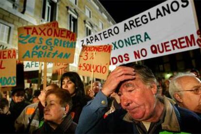 Manifestantes en apoyo de los vecinos del Carmel, en la plaza de Sant Jaume de Barcelona.