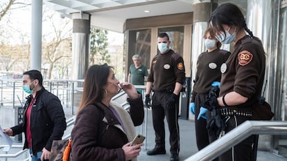 El personal de seguridad de los juzgados de plaza Castilla piden papeles a las personas que quieren entrar.