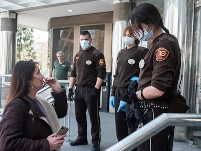 Vigilantes de los juzgados de plaza de Castilla deniegan la entrada a dos personas el pasado 7 de abril.