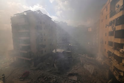 Destrozos causados en varios bloques de viviendas tras un bombardeo israelí en el barrio de Dahiyeh en Beirut, este miércoles. 