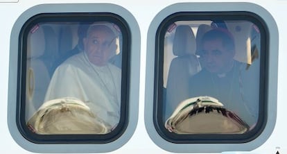 El Papa mira a trav&eacute;s de la ventanillaen el aeropuerto de Roma.