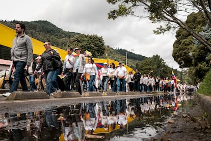 Varias personas marchan por el nororiente de Bogotá este domingo. Lo hacen en apoyo del senador Miguel Uribe, quien está en estado crítico en un hospital tras haber sufrido un atentado este sábado.
