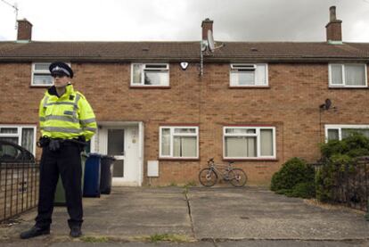 Un policía británico, ante la casa donde fue detenido Eneko Gogeaskoetxea.
