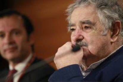 El presidente de Uruguay, José Mujica, durante la reunión que mantuvo con empresarios en la primera jornada de su visita oficial a España, en la que también se entrevistará con el rey Juan Carlos.