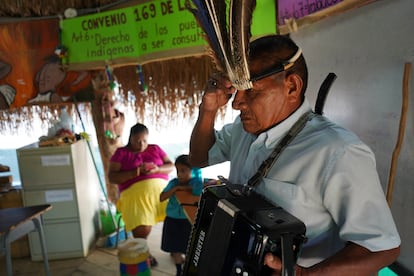 La totalidad de los grupos indígenas de Costa Rica representa tan solo el 2% de la población del país. Los territorios indígenas del Pacífico Sur albergan principalmente a tres de ellos: los bribri en Salitre, los teribe sobre todo en Térraba, y los brunca en Boruca y Rey Curré. Todas las comunidades viven en un continuo tira y afloja entre tradición y modernidad.