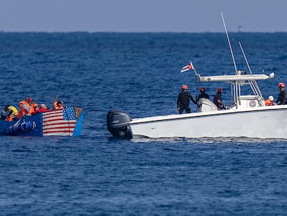 Una balsa pintada con una bandera de Estados Unidos es interceptada por la Guardia Costera de Cuba frente al malecón de La Habana.