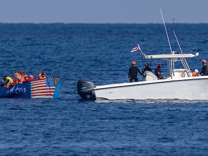 Personas en un bote improvisado con la bandera de Estados Unidos son capturadas por la Guardia Costera cubana, el 12 de diciembre.