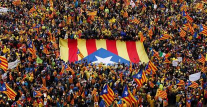 Una enorme bandera independentista al parc del Cinquantenari.