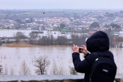 Inundaciones en Escalona (Toledo) por la crecida del río Alberche, este sábado.
